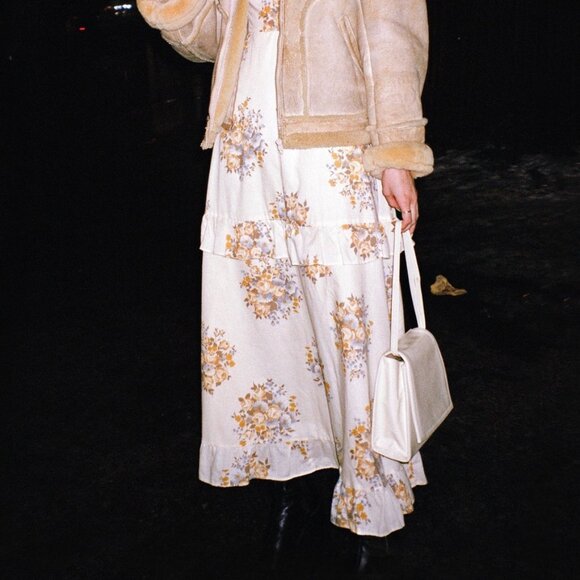 White/Cream Retro-Style Shoulder Bag with Adjustable Strap - Picture 3 of 10